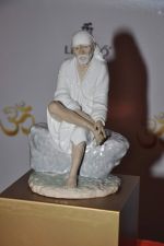 launches special Sai Baba  sculpture for Lladro in Marine Drive, M umbai on 7th March 2013 (19).JPG